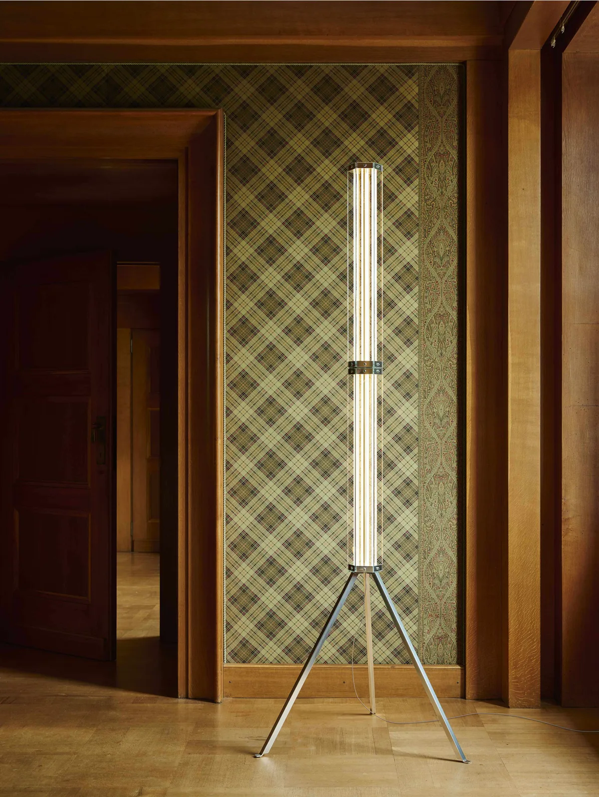SuperWire F in a paneled interior, steel tripod and stacked glass modules at full height